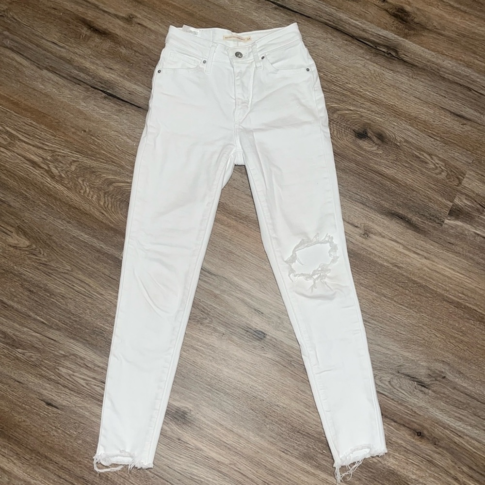 Levi’s white distressed skinny jeans